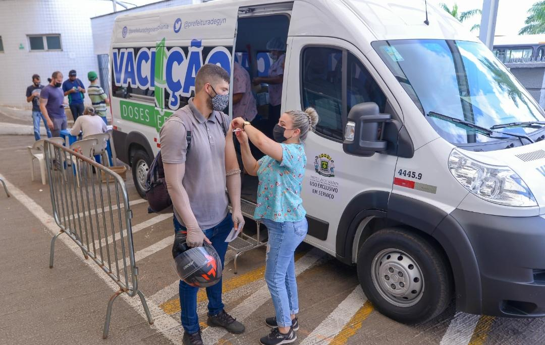 Vans da vacinação atendem na Praça da Feira do Vera Cruz 2 nesta terça (25)