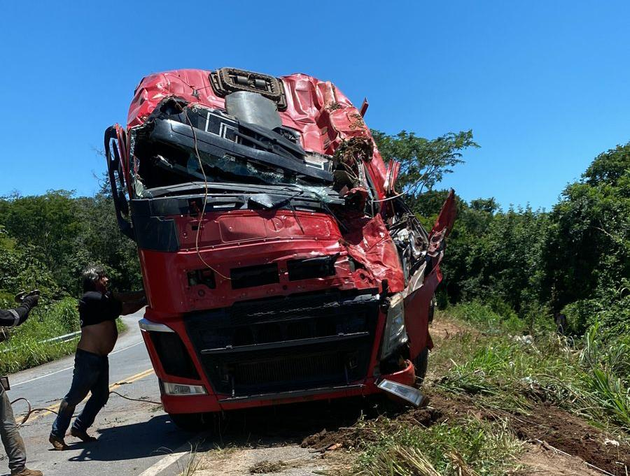 Motorista morre após caminhão carregado com milho cair em ribanceira da GO-164