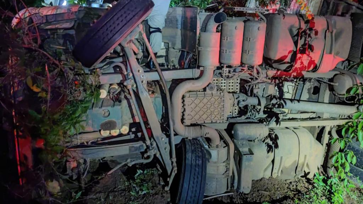 Caminhoneiro fica preso entre ferragens após carretar tombar na GO-139 em Corumbaíba