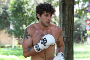 Ator pratica o esporte há alguns anos. Ator Chay Suede é fotografado enquanto treina boxe em praça de São Paulo; confira fotos