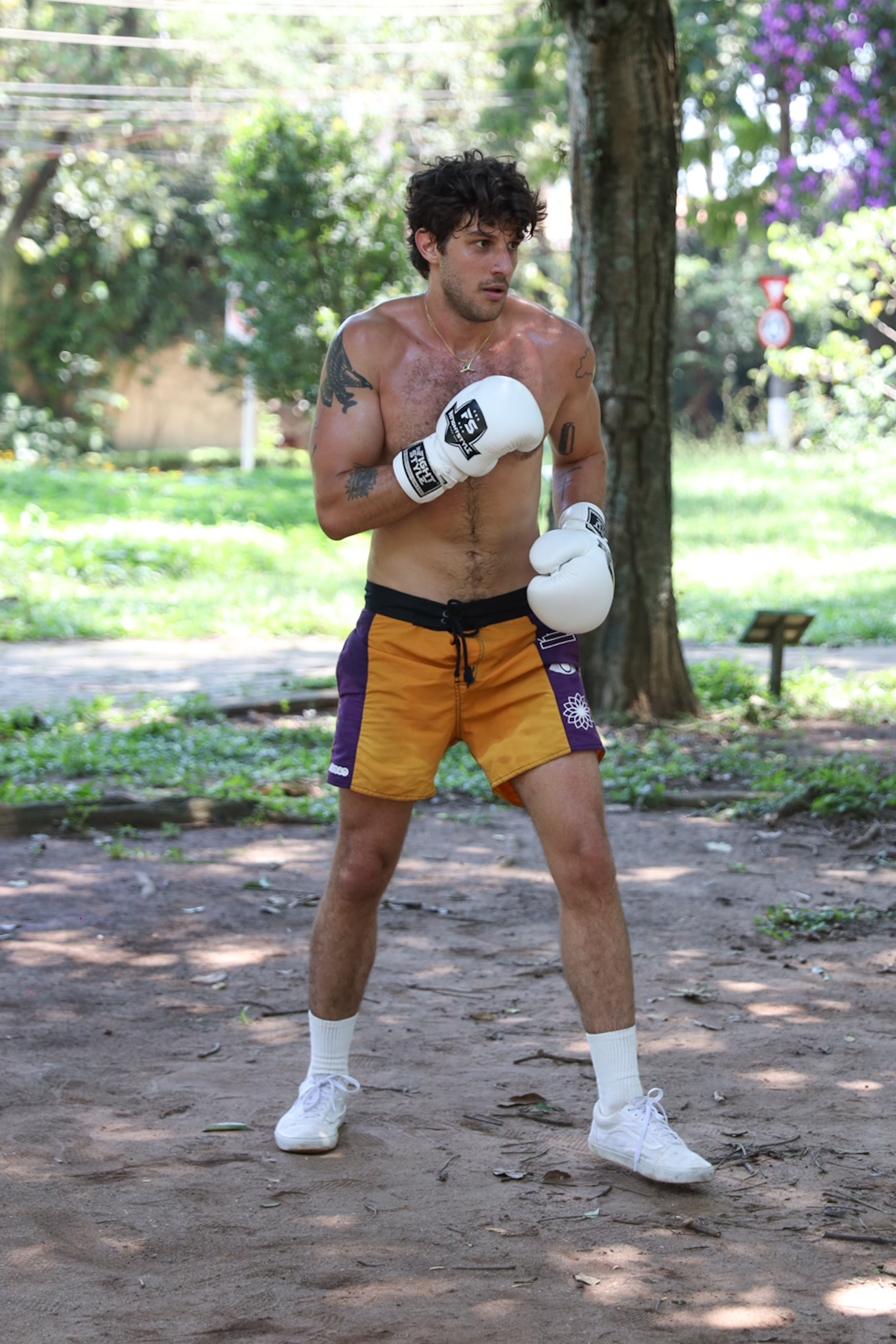 Chay Suede é fotografado enquanto treina boxe em praça de São Paulo; confira