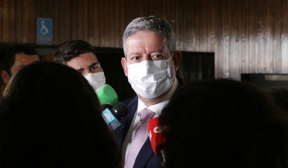 Lira pede o fim da cobrança de malas pelas empresas aéreas no Brasil