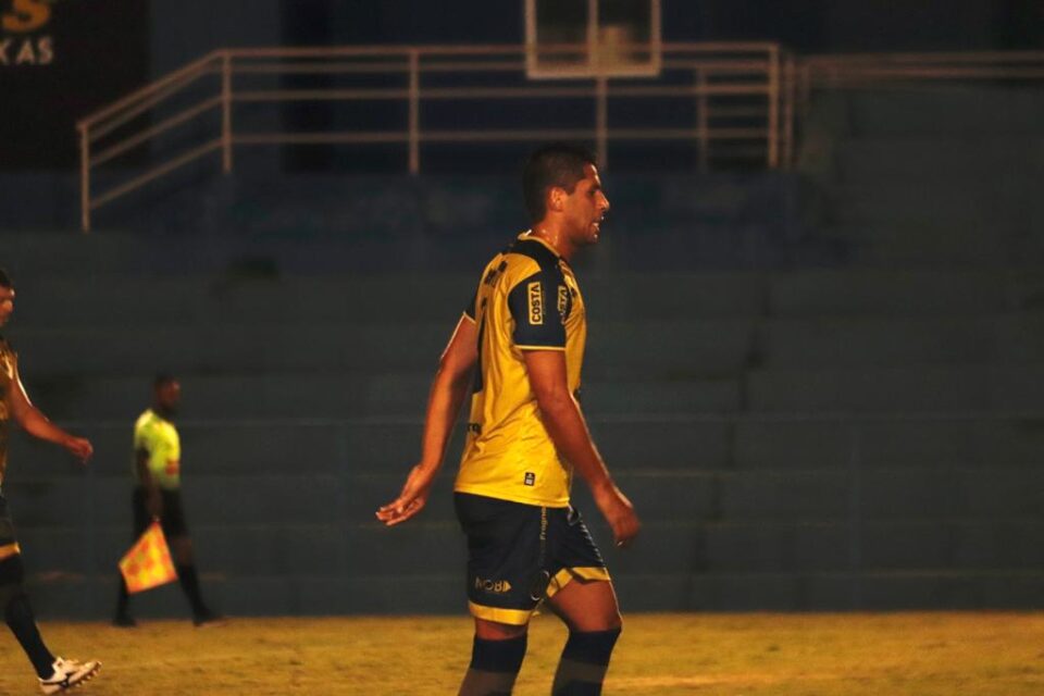 Zagueiro Willian Magrão na Aparecidense