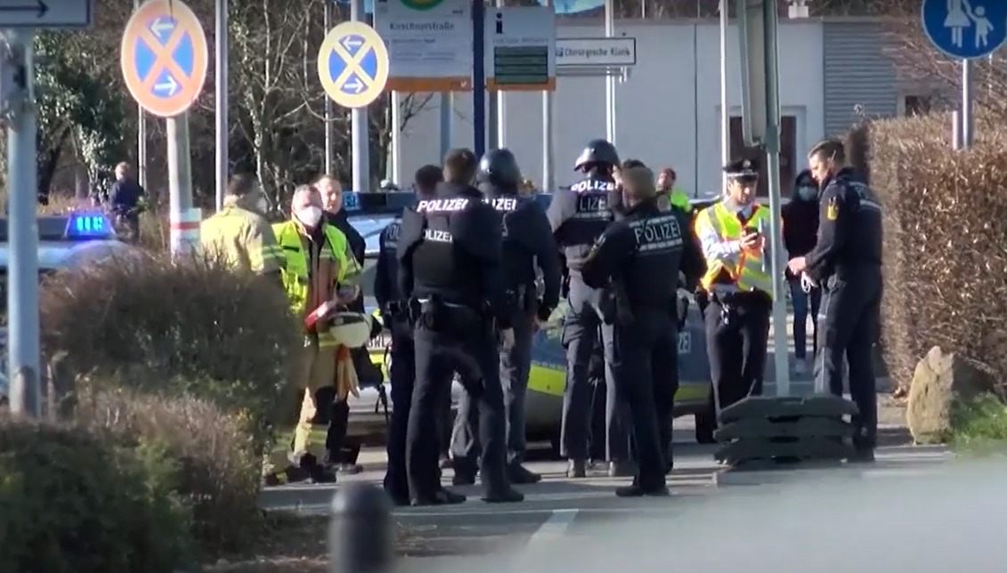 Estudante abriu fogo antes de apontar a arma contra si mesmo. Ataque deixa 4 feridos em universidade na Alemanha; atirador está morto