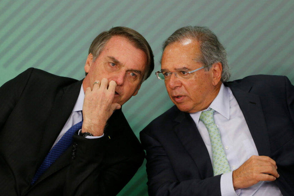 Governo estuda elevar benefícios para servidores em vez de salários