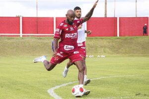 Jean Silva em treino pelo Vila Nova