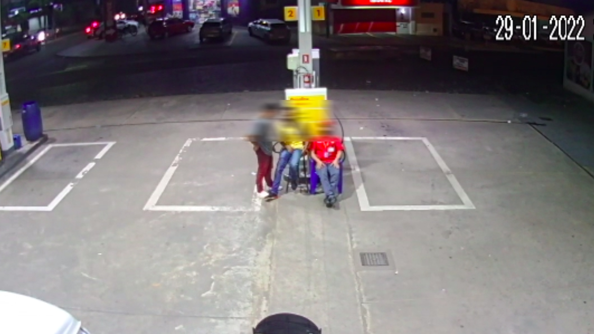 Nas imagens, é possível ver quando o jovem com calças vermelhas se aproxima dos dois frentistas e exige dinheiro (Foto: Reprodução - PM)