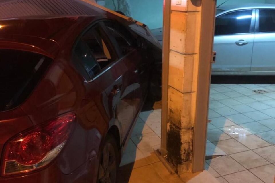 Motorista embriagado é preso após bater em portão de casa no Conjunto Fabiana