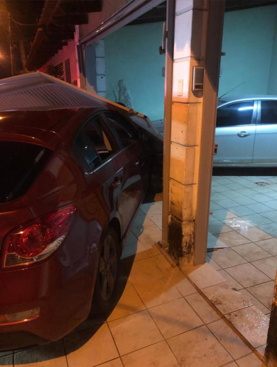 Motorista embriagado é preso após bater em portão de casa no Conjunto Fabiana
