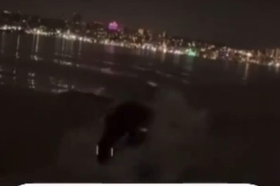 Homem foge de criatura que o persegue no mar