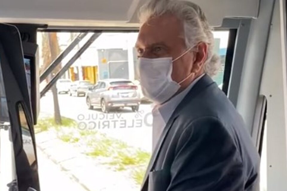 Caiado lança ônibus elétrico no eixo Anhanguera e participa de 1ª viagem (Foto: Reprodução)