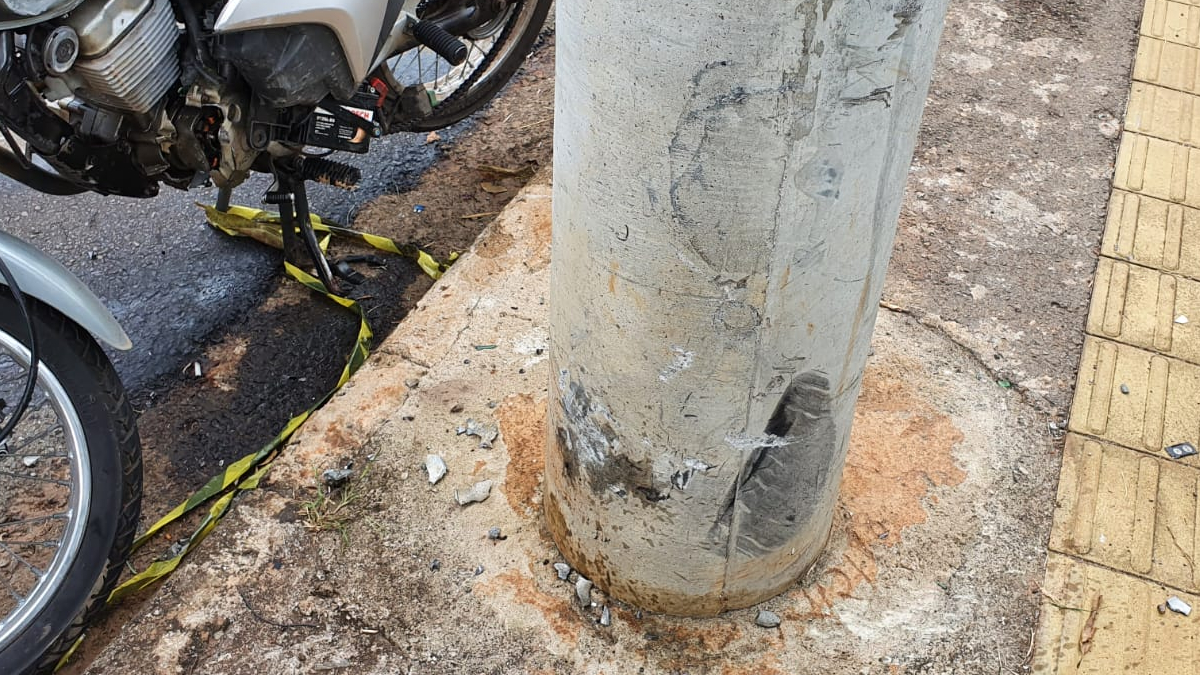 Por motivos que ainda são desconhecidos pela polícia, a mulher perdeu o controle da direção, subiu no meio fio e colidiu contra um poste de iluminação (Foto: Divulgação – PC)