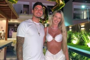 Imóvel está sendo vendido mobiliado e fica na Praia de Maresias. Mansão de Gabriel Medina e Yasmin Brunet é posta à venda por R$ 8 milhões