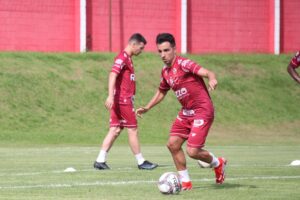 Matheuzinho em treino no Vila Nova
