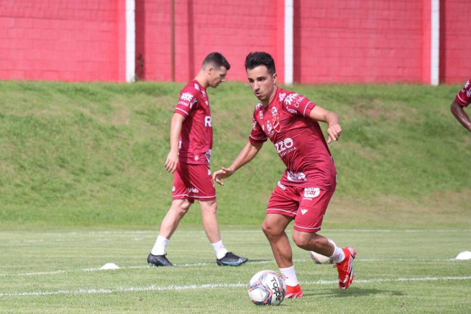 Matheuzinho em treino no Vila Nova