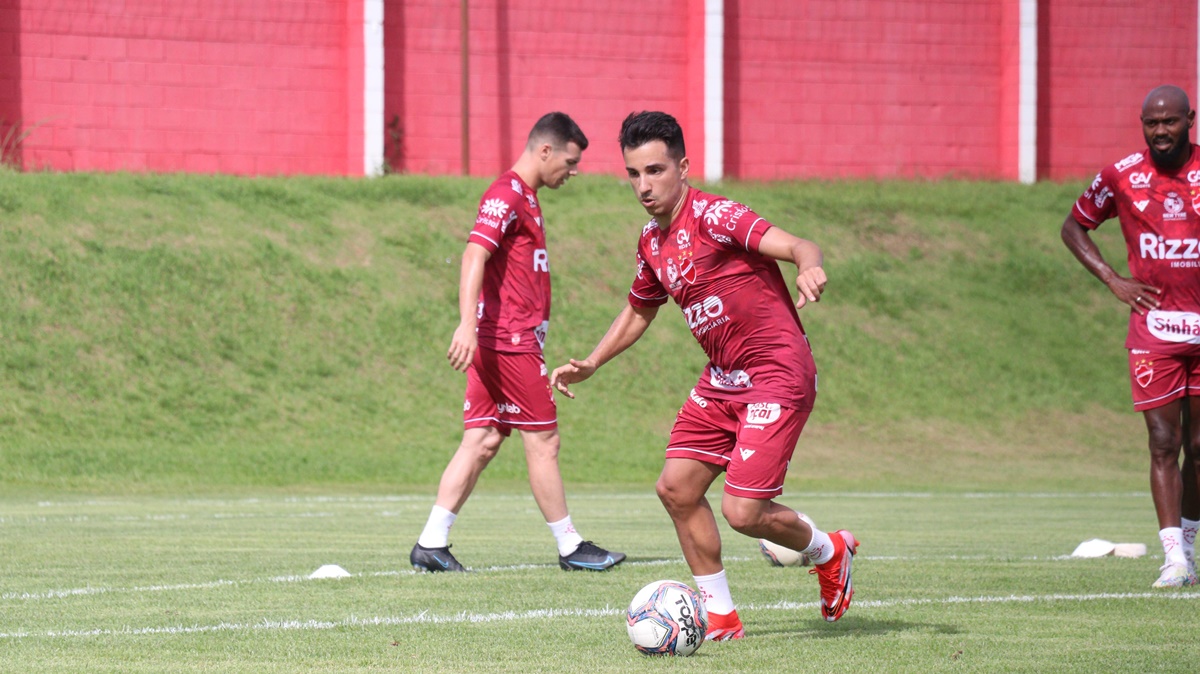 Matheuzinho em treino no Vila Nova