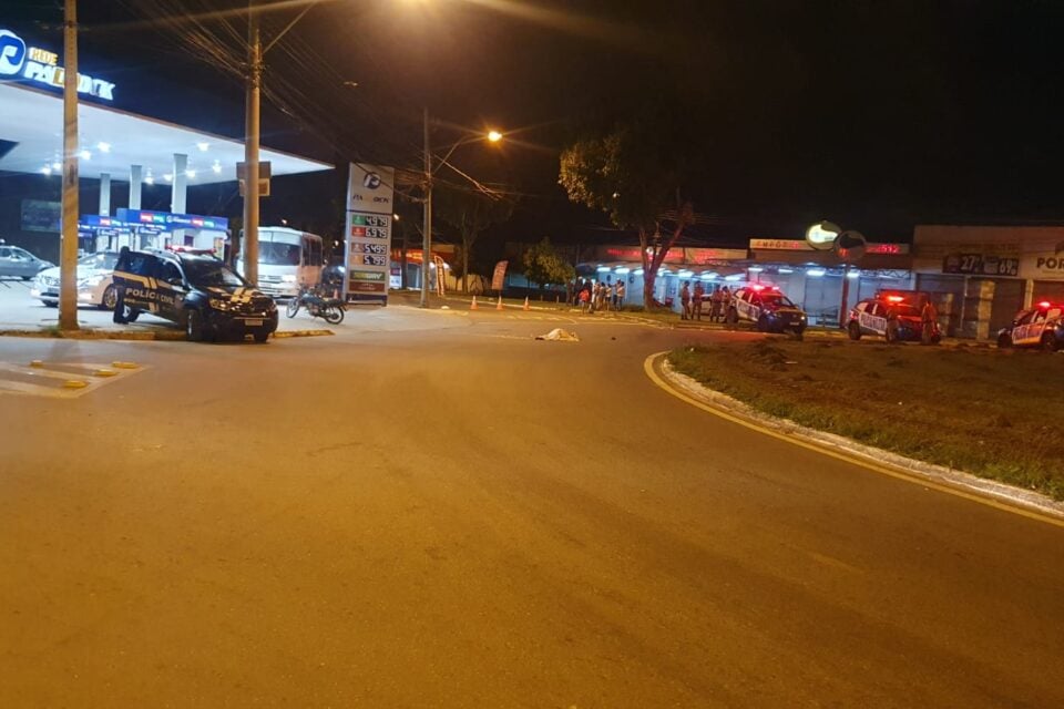 Caminhonete bate em moto, mata passageira e foge do local em Goiânia