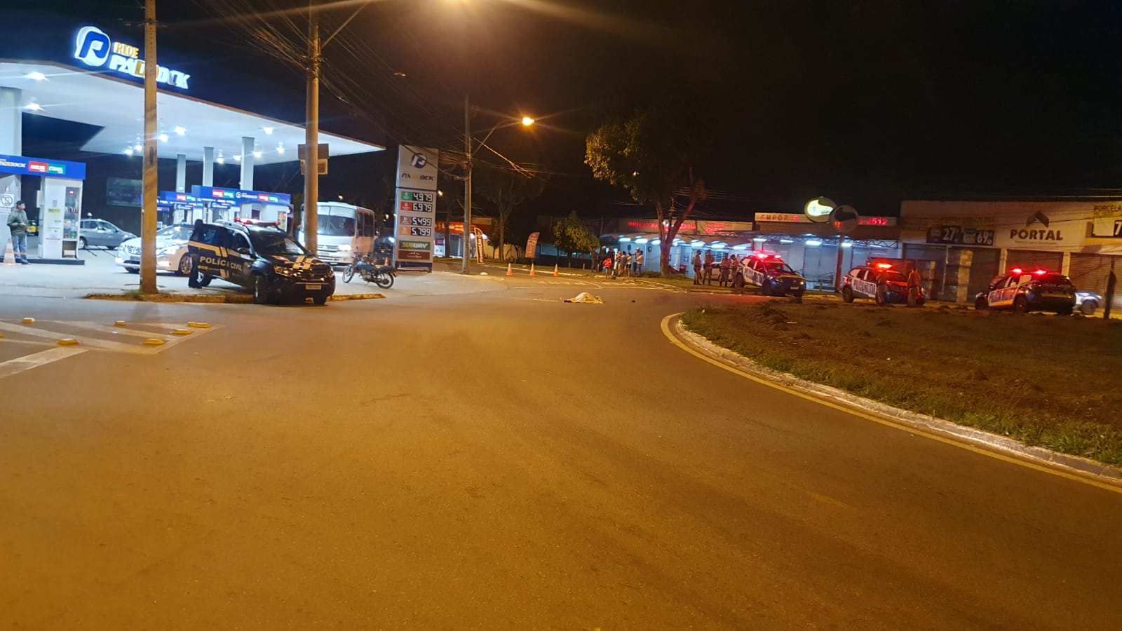 Caminhonete bate em moto, mata passageira e foge do local em Goiânia