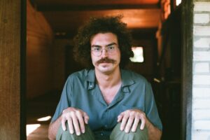 Pedro Constantino se apresenta durante evento Luau Marginal