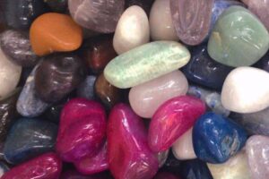 pedras cada signo Objetos auxiliam a meditação, a busca por foco e o controle das emoções. Veja pedras e cristais que podem ajudar cada signo em 2022