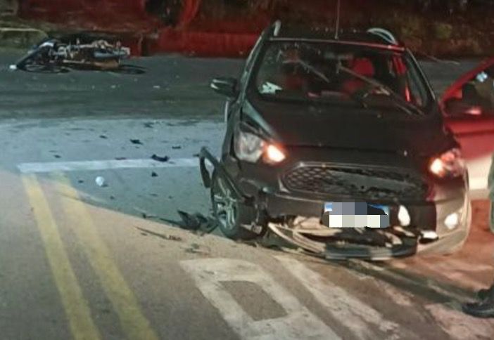 Parte frontal do carro atingiu em cheio a motocicleta. (Foto: Reprodução)