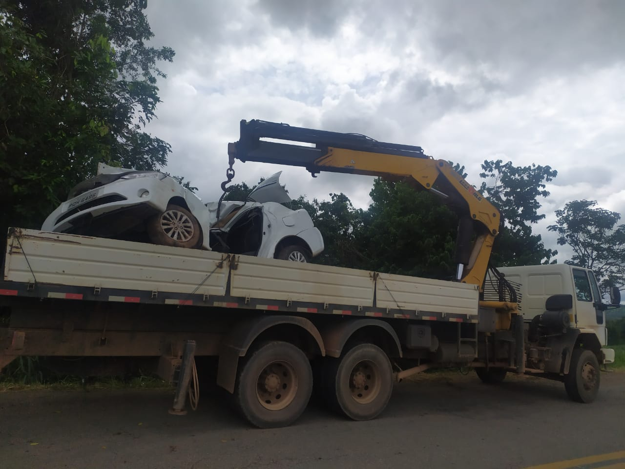 Motorista morre após carro colidir contra árvore e cair em ribanceira na GO-326 em Anicuns