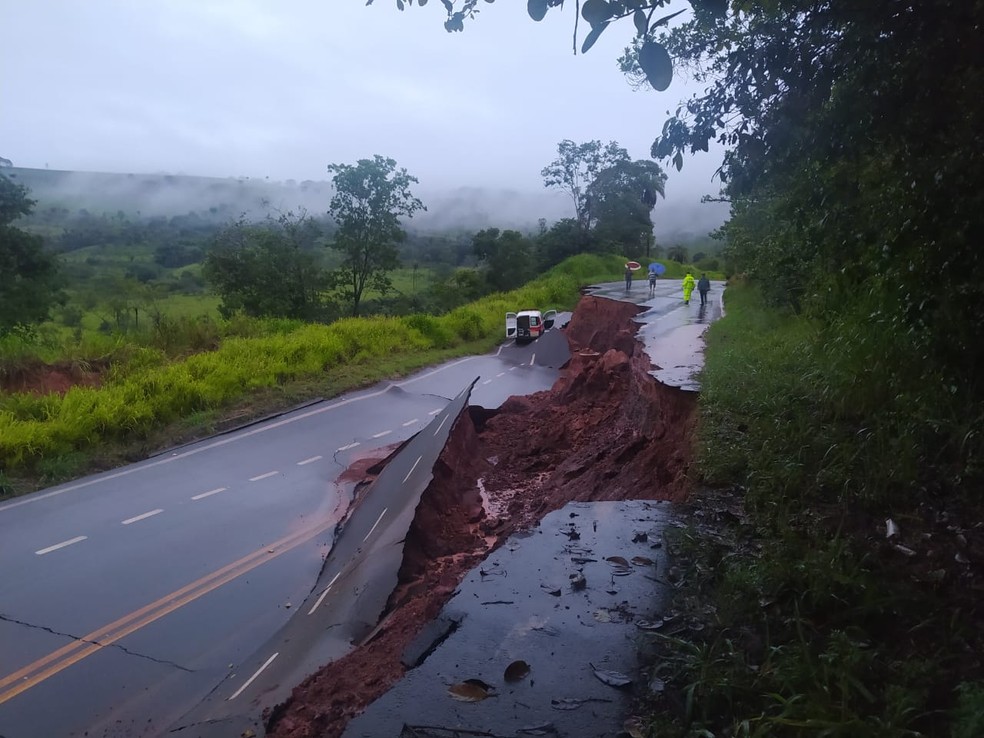 Cratera se abre em rodovia e quase 'engole' ambulância em Minas Gerais (Foto: divulgação - PMRv)
