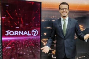 Especialistas negam que mal de Rafael Silva tenha relação com vacina contra Covid. Apresentador do SBT no CTI após desmaiar ao vivo: vídeo Repórter do SBT sofre mal súbito durante jornal e desmaia ao vivo