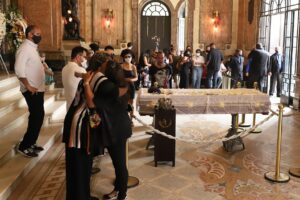 Ela morreu de causas naturais na última quinta-feira (20). Elza Soares: amigos e familiares se despendem da cantora; veja fotos do velório