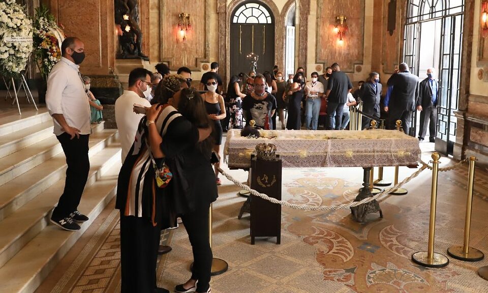 Ela morreu de causas naturais na última quinta-feira (20). Elza Soares: amigos e familiares se despendem da cantora; veja fotos do velório