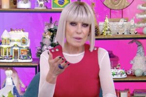 Apresentadora já ousou em looks em pelo menos sete oportunidades. De bolsa de botijão a colar de tomate: Relembre protestos de Ana Maria Braga