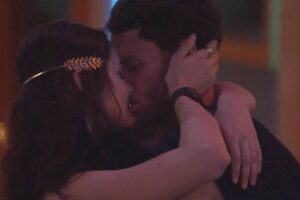 Primeiro beijo da edição saiu na madrugada desta quinta (27). BBB 22: Eslovênia e Lucas trocam beijos e falam sobre conexão; vídeo