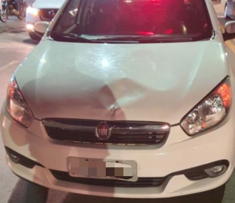 Capô do Fiat Siena ficou amassado após a batida (Foto: Reprodução)