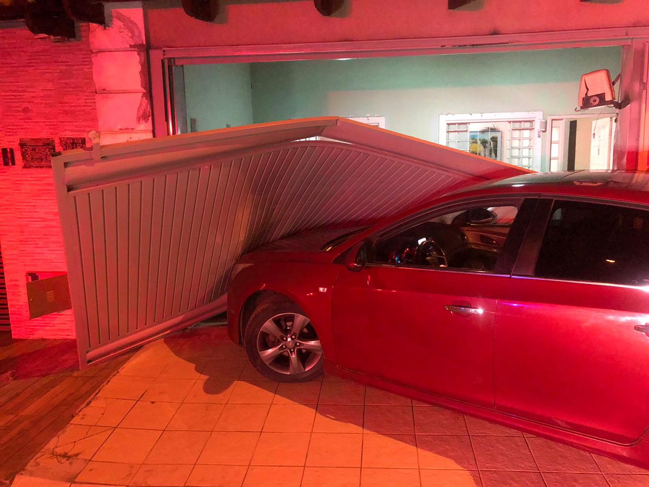 Motorista embriagado é preso após bater em portão de casa no Conjunto Fabiana