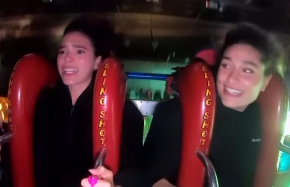 A atriz e a filha de Xuxa estão curtindo férias em Orlando. Vídeo de Bruna Marquezine e Sasha em brinquedo radical viraliza; assista