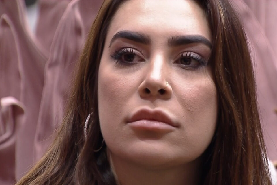 Naiara ameaça desistir do BBB 22 logo após ser indicada ao paredão: 'cheguei no meu limite'