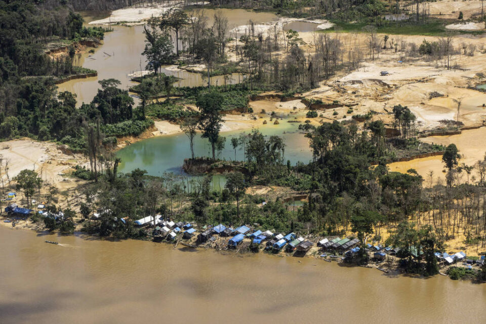 Juíza aliada do clã Bolsonaro libera aeronaves suspeitas de atuação em garimpo (Foto: Rogério Assis/Instituto Socioambiental)