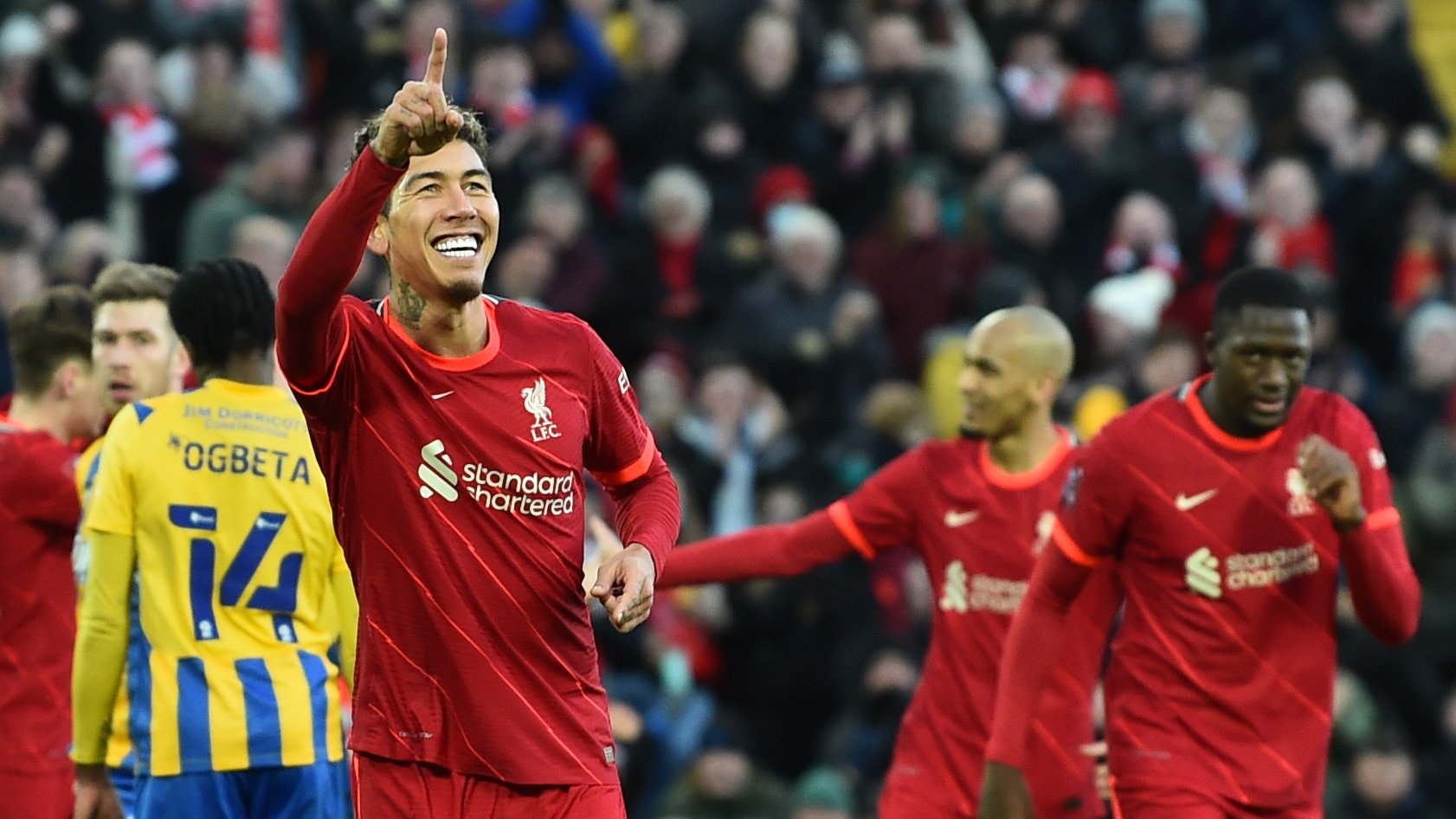Roberto Firmino comemorando