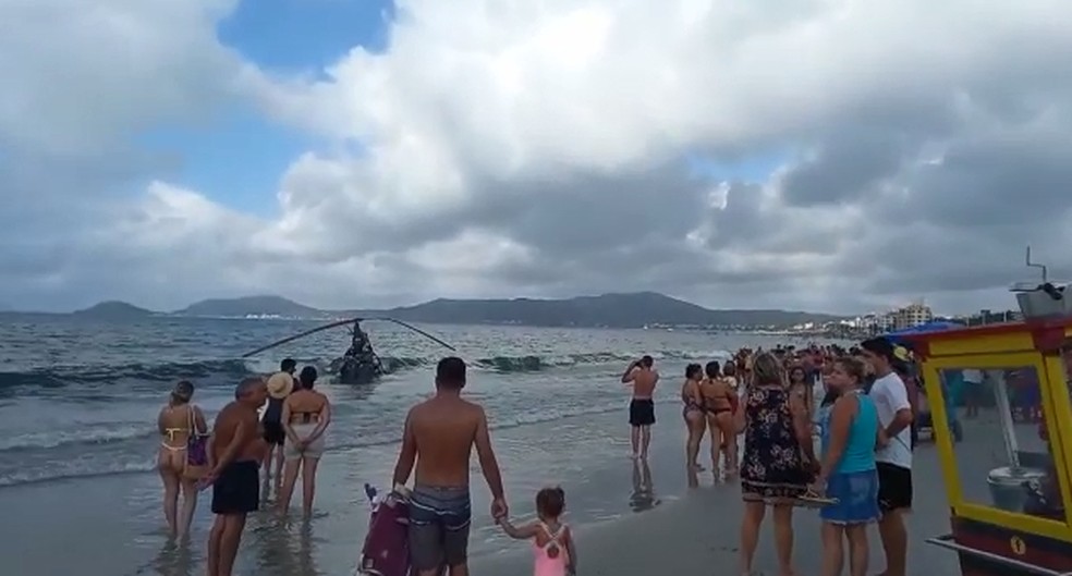 Helicóptero cai no mar e deixa três feridos em praia de Florianópolis
