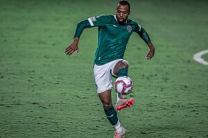 Reynaldo em ação pelo Goiás na Série B