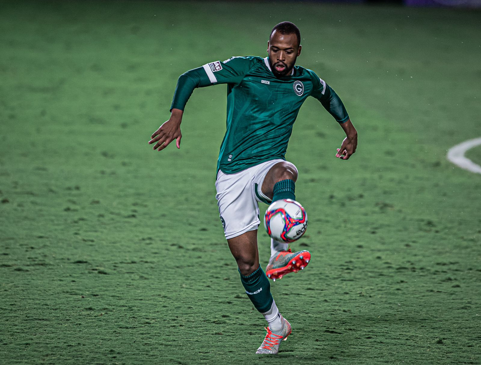 Reynaldo em ação pelo Goiás na Série B