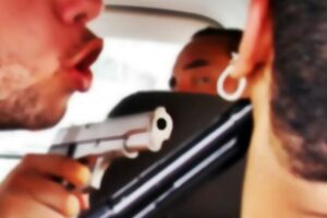 Criminosos estavam com um revólver e uma faca. (Foto: Reprodução)