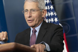 Ômicron infectará quase todo mundo, mas vacinados sofrerão menos, diz Fauci