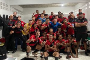 Elenco do Atlético Goianiense comemorando