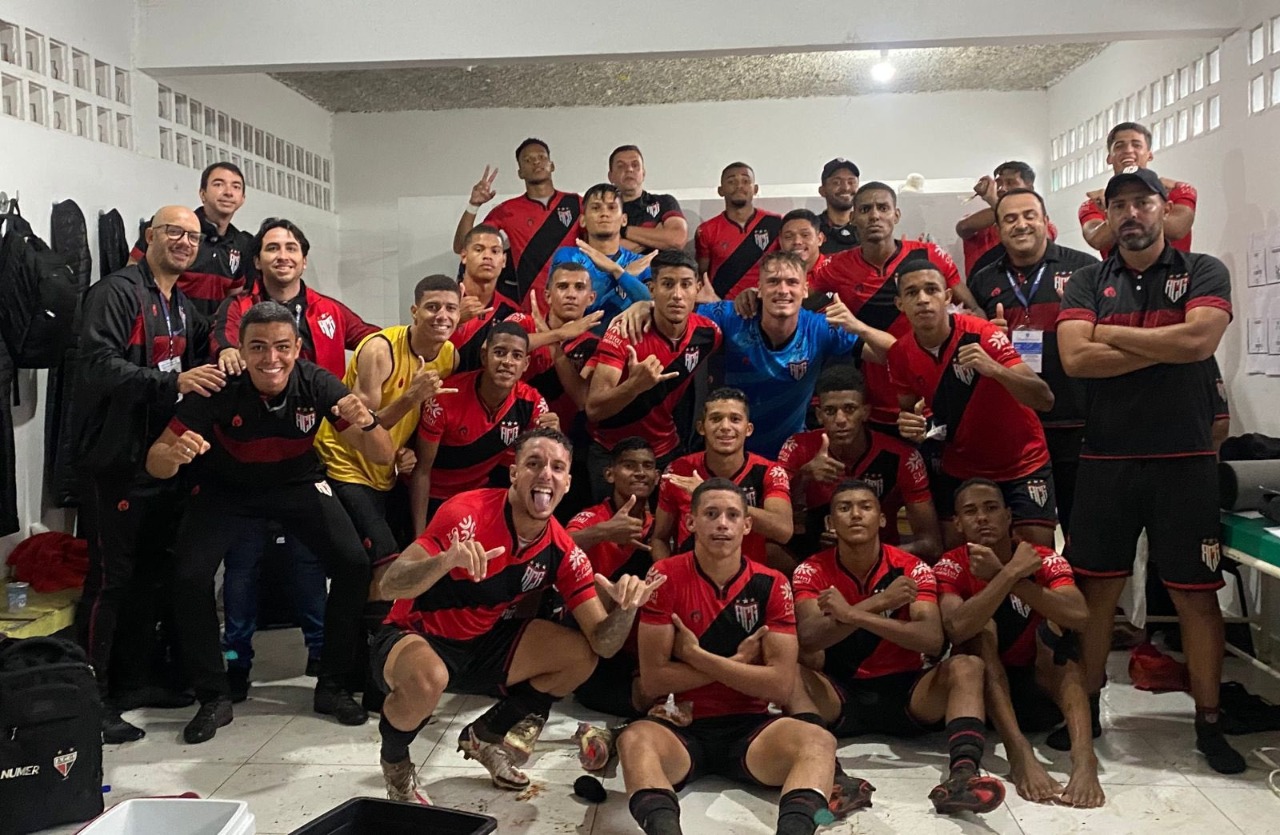 Elenco do Atlético Goianiense comemorando