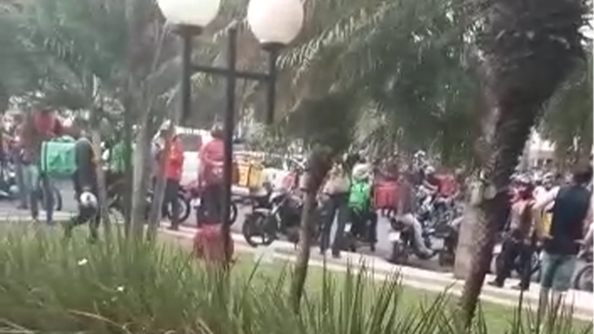 Entregadores fazem buzinaço contra caso de racismo na Vila dos Alpes, em Goiânia