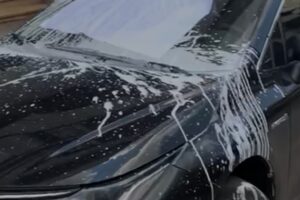 Um carro estacionado em frente a uma garagem foi atingido por tinta e teve dois pneus esvaziados no Setor Savassi, em Belo Horizonte. (Foto: reprodução/redes sociais)