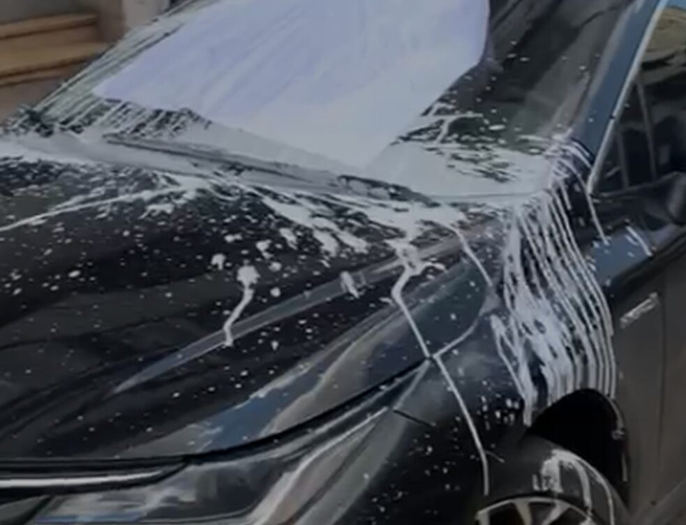 Um carro estacionado em frente a uma garagem foi atingido por tinta e teve dois pneus esvaziados no Setor Savassi, em Belo Horizonte. (Foto: reprodução/redes sociais)