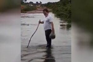 Médico atravessa enchente para atender comunidade carente de Bonópolis (Foto: Reprodução - TvAnhanguera)