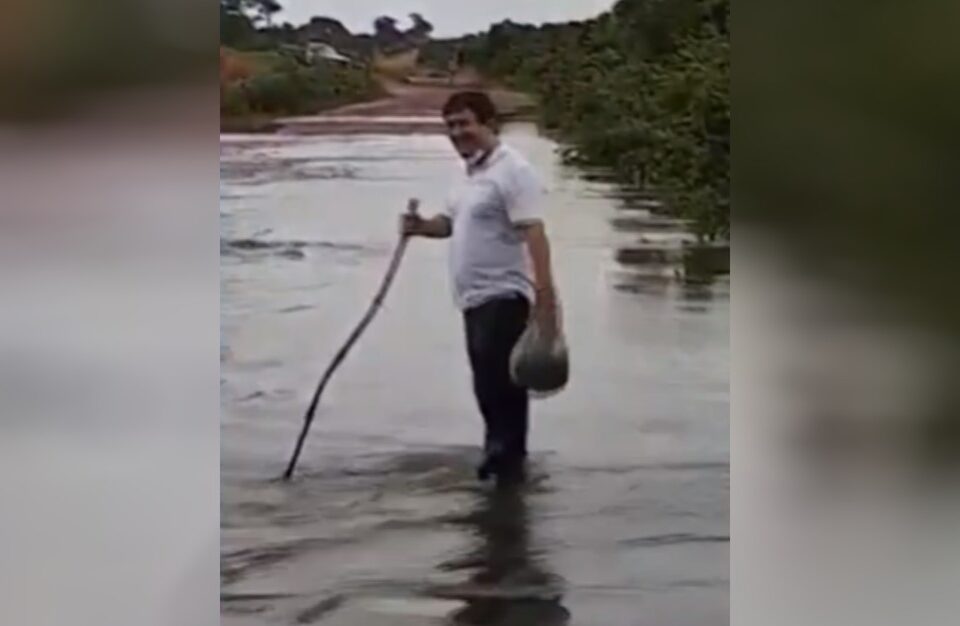 Médico atravessa enchente para atender comunidade carente de Bonópolis (Foto: Reprodução - TvAnhanguera)